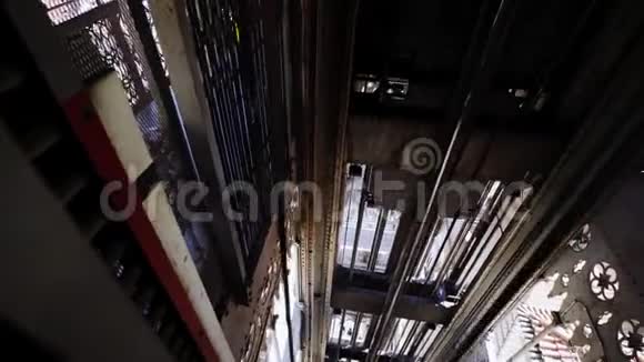 历史电梯的内部景观视频的预览图