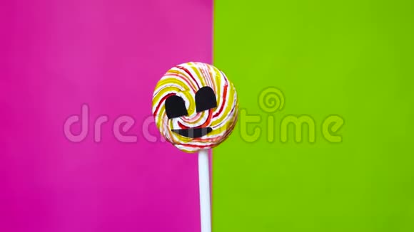 孤立的甜糖有侵略性的外观糖的危害和依赖性的概念彩色背景视频的预览图