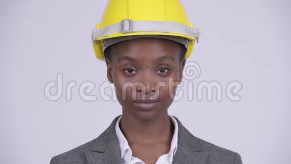 年轻快乐的非洲女商人戴着安全帽视频的预览图