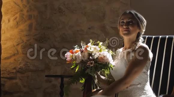 新娘的肖像有一束花在灯光下视频的预览图
