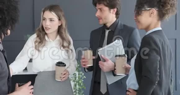 商务人士在办公室喝咖啡时互动视频的预览图