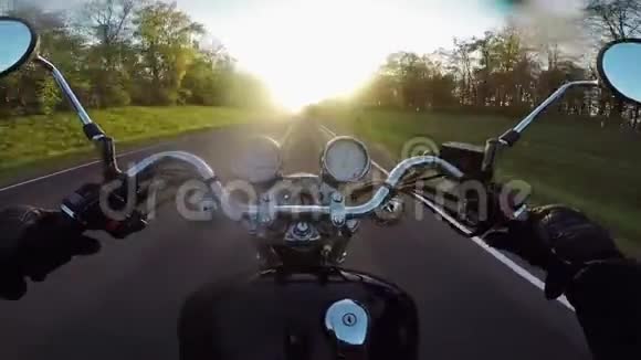 晚上骑着快速摩托车朝太阳行驶经典巡洋舰永远视频的预览图