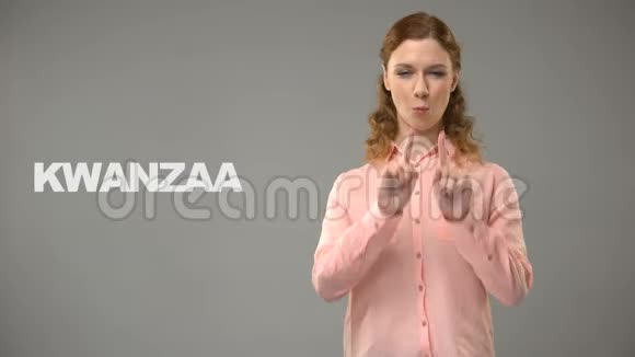 聋人女士说手语文字背景交流视频的预览图