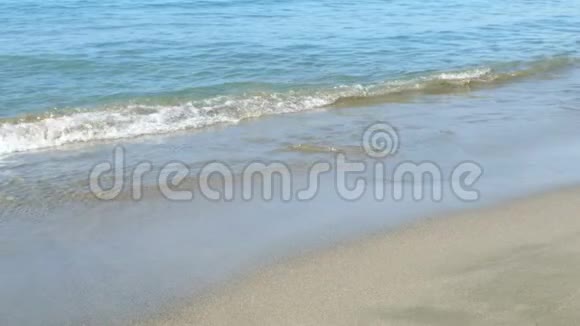 慢动作特写海浪冲刷着美丽沙滩的海岸视频的预览图