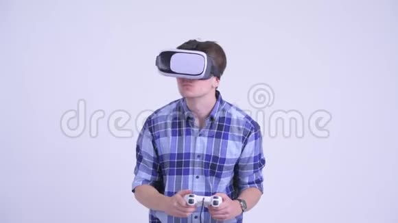 快乐的年轻人玩虚拟现实耳机游戏视频的预览图