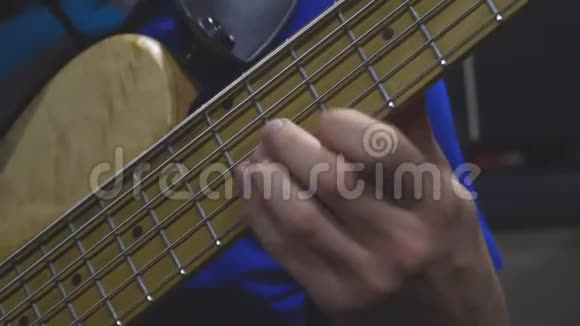 贝斯手演奏五弦贝斯吉他特写视频的预览图
