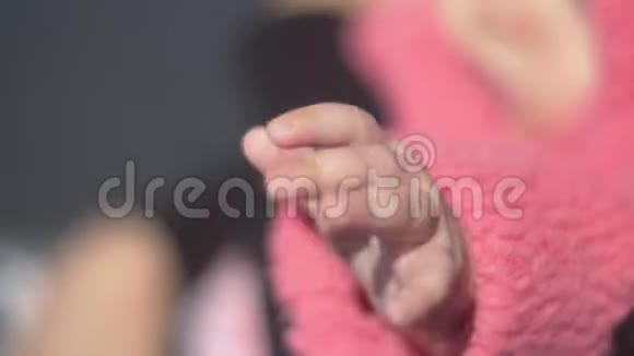 小宝宝的手上夹着件粉红色的夹克视频的预览图