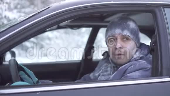 冻在车里的人在冬天冻得发抖视频的预览图