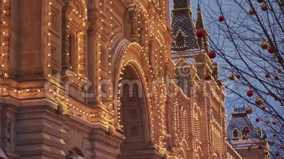 莫斯科俄罗斯12月6日手持GUM装饰在黄色花环屋顶有雪视频的预览图