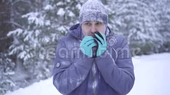 寒冷冬天用电话冷冻的人视频的预览图