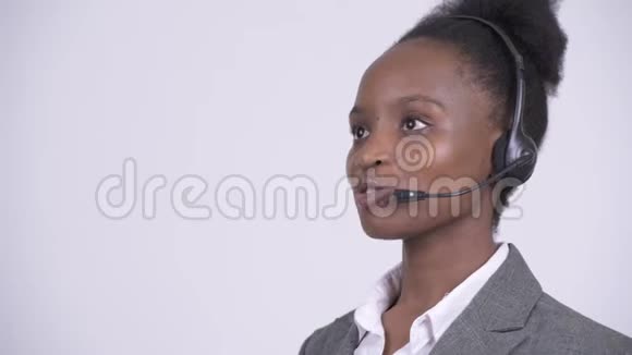 年轻快乐的非洲女商人在呼叫中心工作视频的预览图