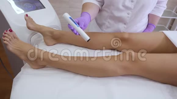 专家对女性腿部进行肤色测量视频的预览图