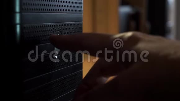 手手指按下系统单元的电源按钮电脑放在桌子的背景上视频的预览图
