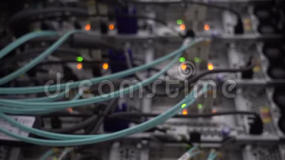 关闭服务器机架的门光缆闪烁绿色led视频的预览图