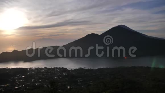 美丽的大规模的阿贡火山和巴厘岛上的湖泊景观视频的预览图