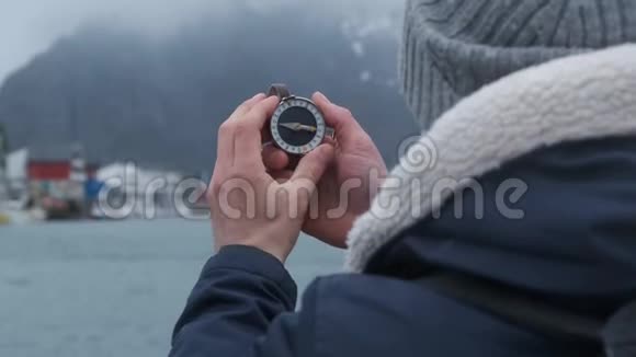 用戴手套的手在罗盘仪上合上登山步道冬山之旅理念视频的预览图