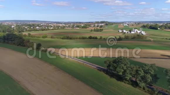 农场乡村的空中景观有一辆穿越之路的火车视频的预览图