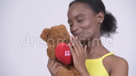 年轻快乐的非洲女人拿着泰迪熊表现得很孩子气视频的预览图