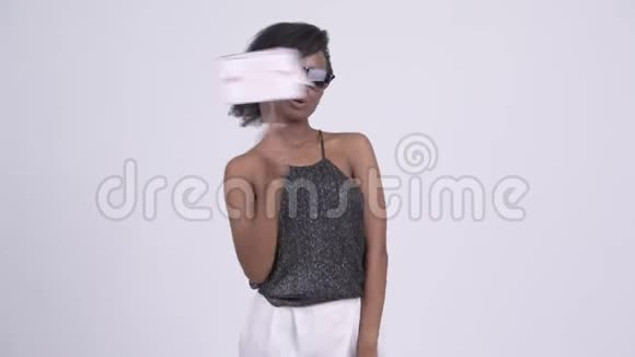 快乐年轻美丽的非洲女人戴着太阳镜准备聚会视频的预览图