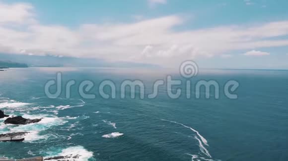 俯视图大西洋美丽的海岸清澈的海水无人机的视频视频的预览图