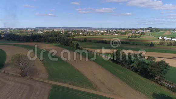 农场乡村的空中景观有一辆穿越之路的火车视频的预览图