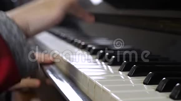 小女孩手在弹钢琴视频的预览图