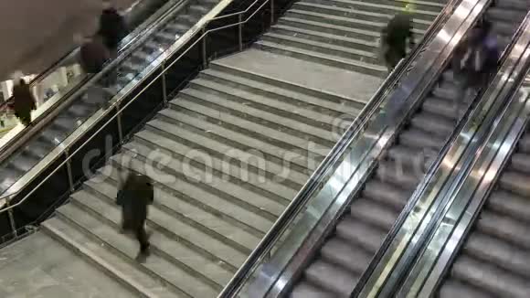 扶梯和楼梯上的人快速上下移动视频的预览图
