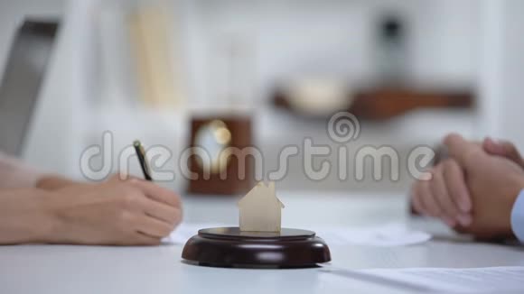 签署购房合同的妇女与律师握手保险单视频的预览图
