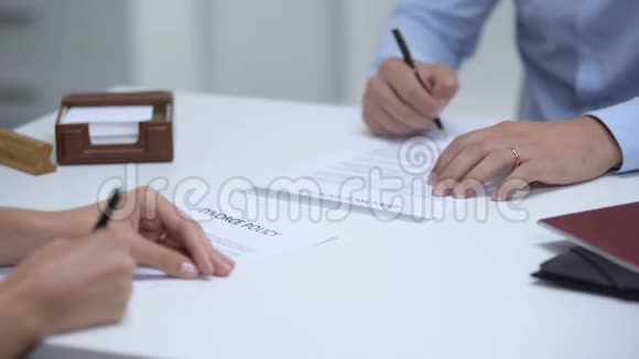 夫妻签订离婚协议女人脱戒指男人试图挽救关系视频的预览图