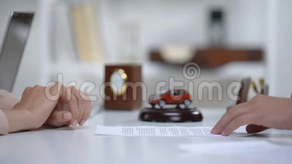 律师给予妇女签署汽车贷款协议专业租赁服务视频的预览图