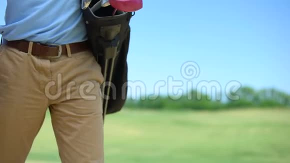 职业男性高尔夫球手拿铁棍站在基本球位视频的预览图