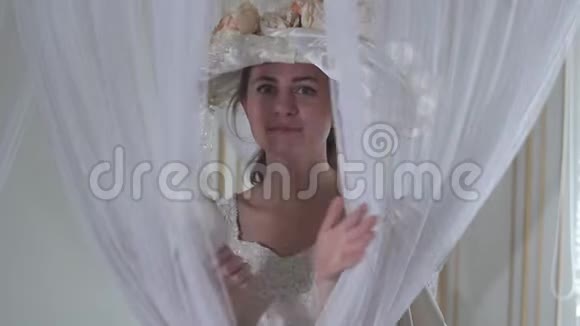 肖像有趣的打击有趣的年轻女子穿着白色老式球裙和白色帽子露出打开脸视频的预览图