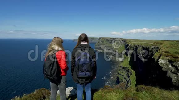 两位年轻女子欣赏爱尔兰莫赫悬崖的全景视频的预览图