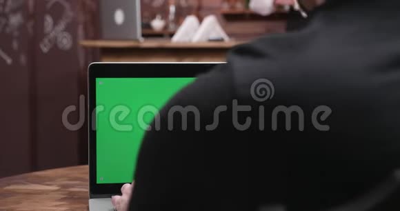 商务人士用绿色屏幕快速打字视频的预览图