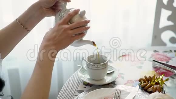 侧观一女倒茶视频的预览图