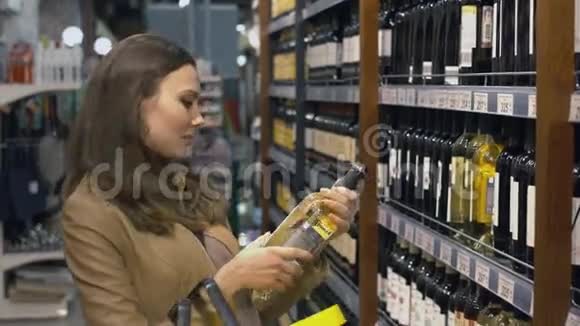 有魅力的女人在超市挑选酒瓶视频的预览图