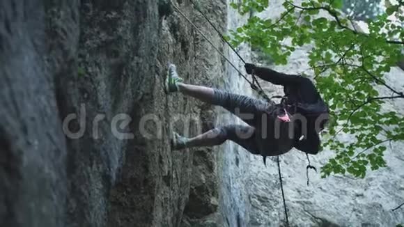 近景登山者用安全绳下落岩石崖视频的预览图