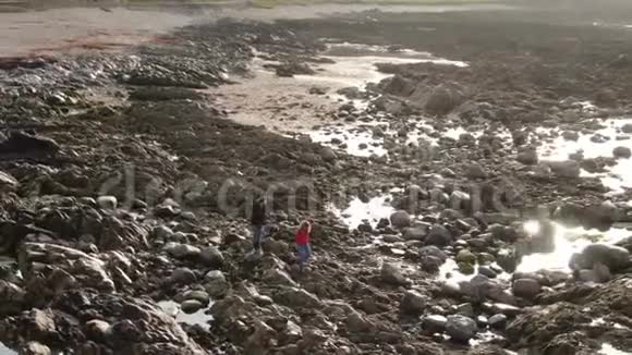爱尔兰大西洋海岸马林海德的岩石景观视频的预览图
