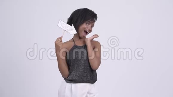 快乐的年轻醉鬼非洲女人不醉的纸签视频的预览图