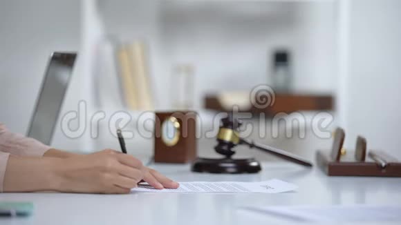 签署房地产买卖协议的女人从律师那里拿房子钥匙视频的预览图