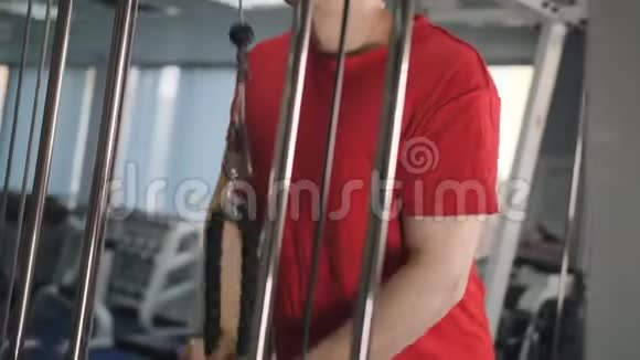 男子在健身房做体重锻炼的手臂4k特写视频男性健美训练三头肌拉索视频的预览图