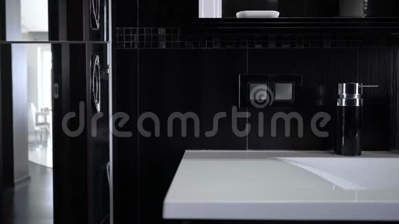 沉入现代黑色浴室内部视频的预览图