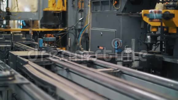 工厂自动输送机上铜线移动的金属细节视频的预览图