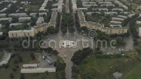佐治亚市无人机慢运动住宅建筑在鲁斯塔维旧苏联公寓混凝土建筑视频的预览图