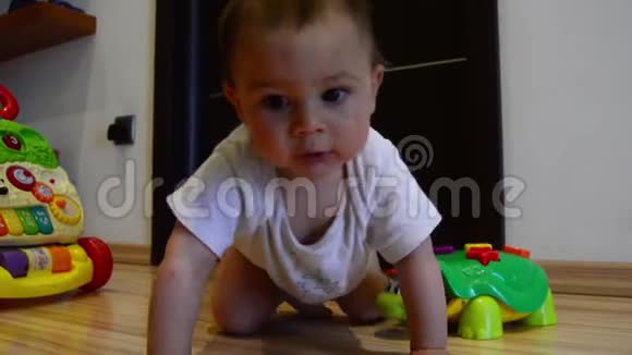 可爱的七个月大的小男孩学习爬行娃娃射击视频的预览图