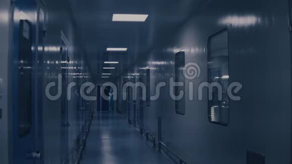 工厂白色走廊有门的长走廊化学实验室工业工厂内部制药视频的预览图