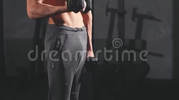健身运动员在室内健身房用哑铃抬高肌肉视频的预览图