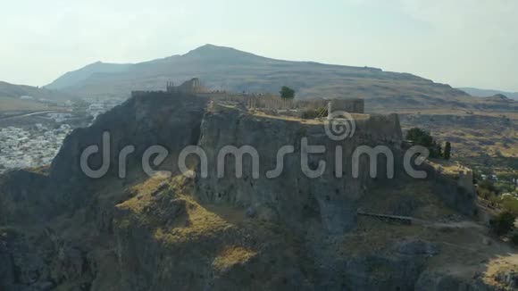 鸟瞰无人机视频的村庄林多斯罗德岛多德卡尼斯希腊日落全景与城堡视频的预览图