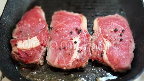 厨师准备和喷肉餐厅厨房把肉炒了把肉放在煎锅里视频的预览图