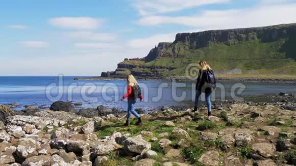 女孩爬过北爱尔兰巨人队的岩石视频的预览图